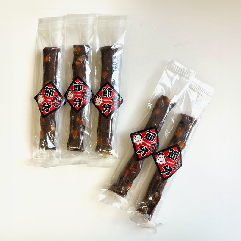 黒飴に大豆をふんだんに練りこみ炊き上げた逸品です